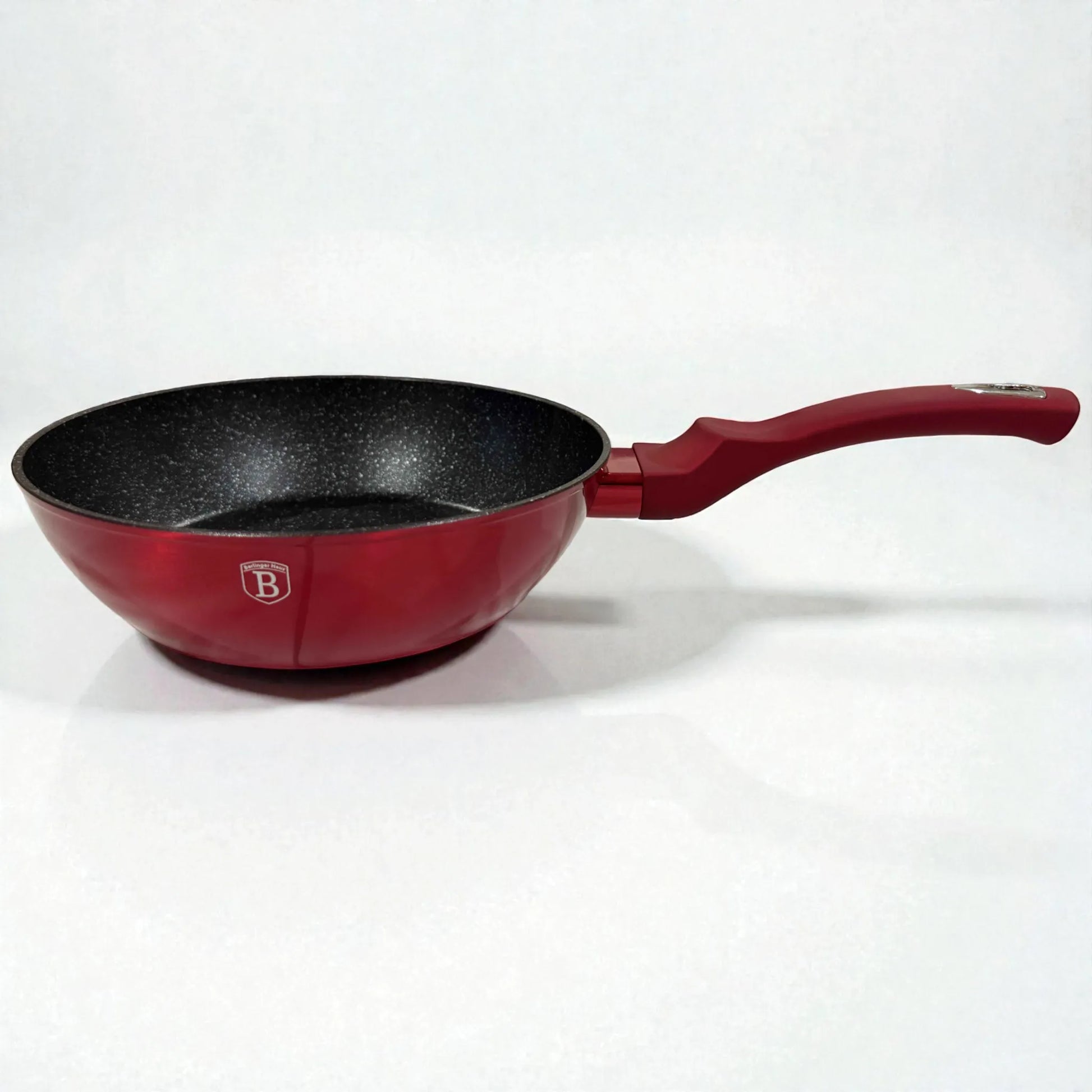 Wok profundo Berlinger Haus rojo burgundy con interior antiadherente tipo piedra y mango ergonómico, vista lateral sobre fondo blanco.