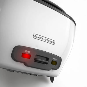 Detalle del panel de control de la arrocera Black+Decker RC5200 con luz Cook encendida, switch central y luz Warm.