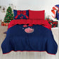 Cubrecama navideño reversible Bouquetex, fondo azul marino con gran moño rojo y esfera rayada roja/blanca; vista frontal; disponible en Full/Queen 218×224 cm y King 264×224 cm; 2 fundas incluidas.