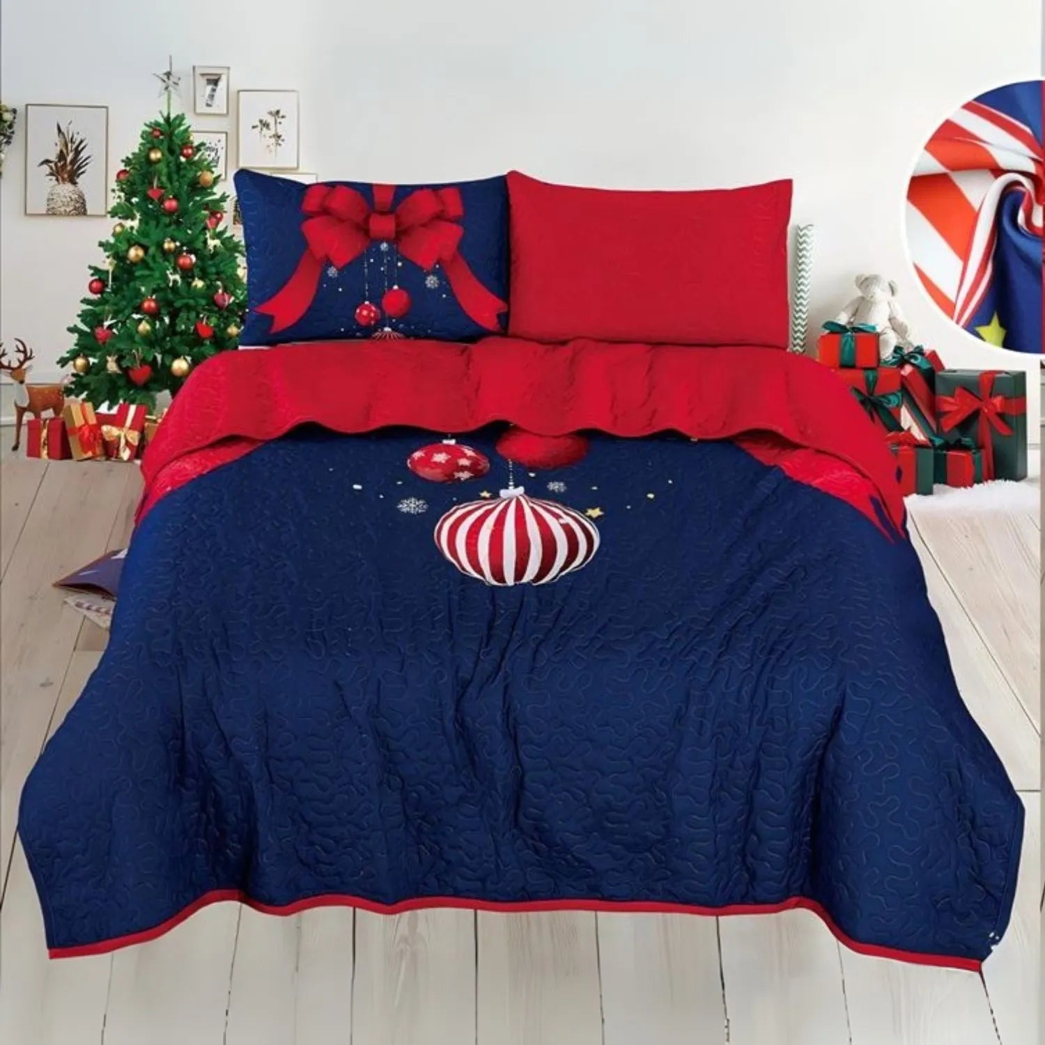 Cubrecama navideño reversible Bouquetex, fondo azul marino con gran moño rojo y esfera rayada roja/blanca; vista frontal; disponible en Full/Queen 218×224 cm y King 264×224 cm; 2 fundas incluidas.