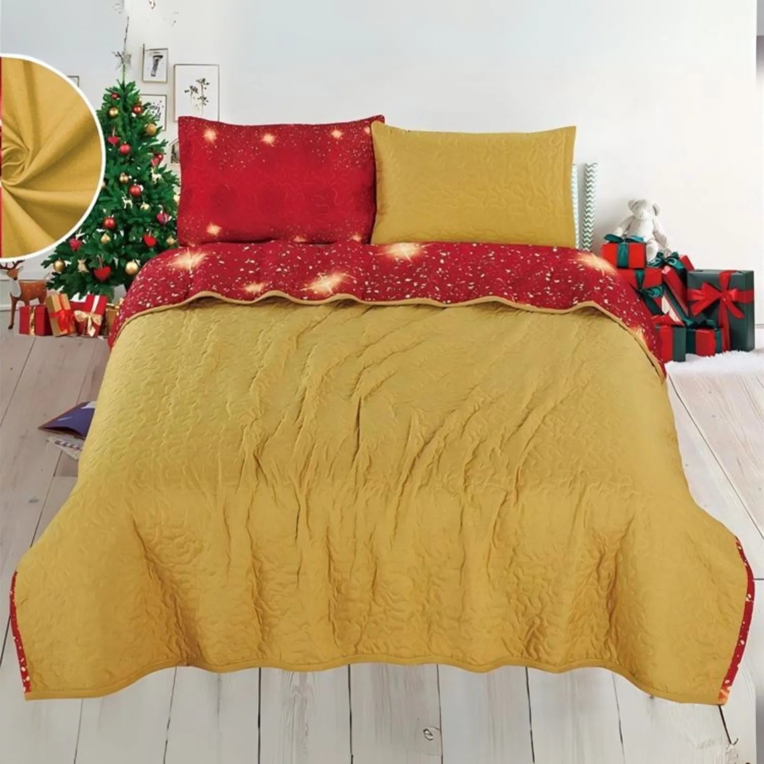 Reverso mostaza liso del cubrecama reversible Bouquetex; frente rojo con estrellas doradas; foto a ras de cama con árbol navideño al fondo; tallas Full/Queen y King con fundas.