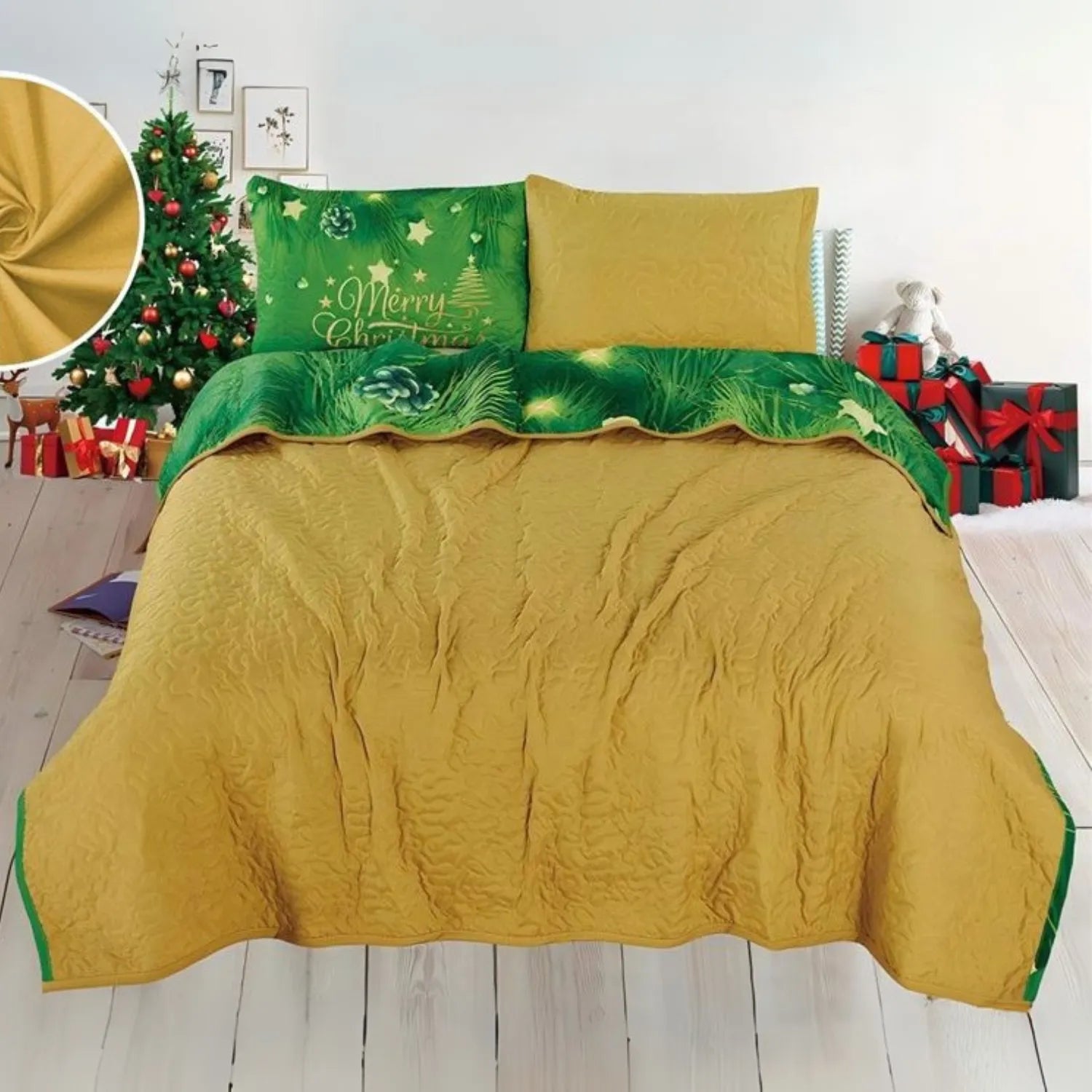Reverso mostaza liso del cubrecama navideño reversible Bouquetex Colección Elfo; frente verde con “Merry Christmas”; vista frontal en dormitorio; tallas Full/Queen 218×224 cm y King 264×224 cm con 2 fundas.