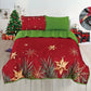 Cubrecama navideño reversible Bouquetex, rojo con estrellas y copos dorados y detalle de ramas verdes; vista frontal; disponible en Full/Queen 218×224 cm y King 264×224 cm; juego con 2 fundas.