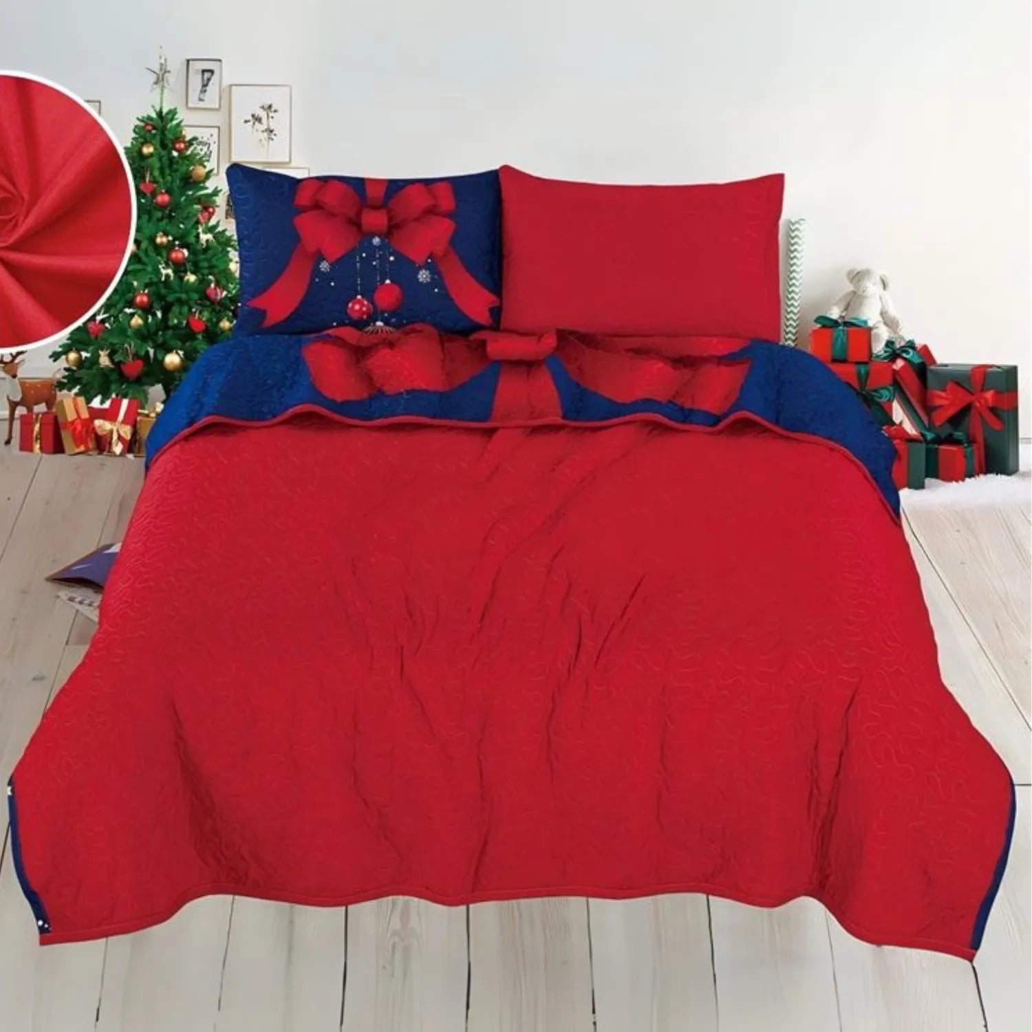 Reverso rojo liso del cubrecama reversible Bouquetex Colección Elfo; frente azul con moño y esferas; foto de cama completa; tallas Full/Queen y King con fundas coordinadas.