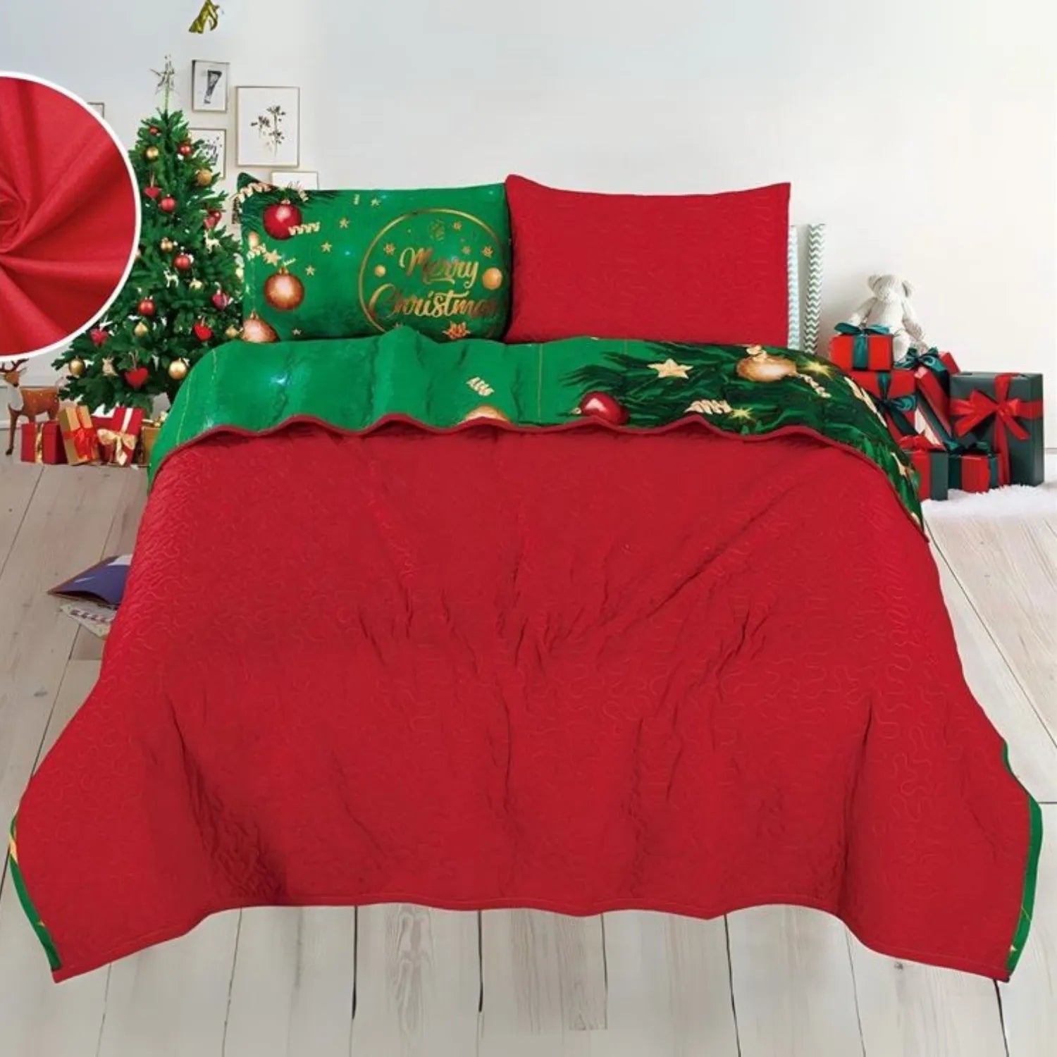 Reverso rojo liso del cubrecama reversible Bouquetex; frente verde con “Merry Christmas” y esferas doradas; toma frontal en dormitorio; disponible en Full/Queen y King con fundas.