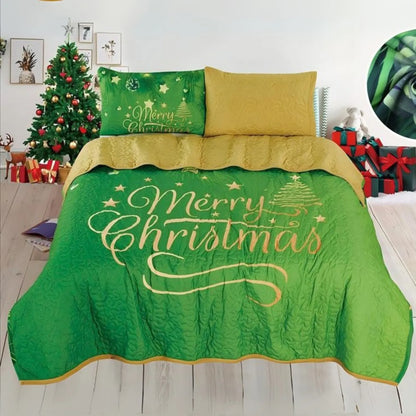 Cubrecama navideño reversible Bouquetex, Colección Elfo, color verde con texto “Merry Christmas” en dorado y estrellas; vista frontal sobre cama, árbol de Navidad al fondo; disponible en Full/Queen 218×224 cm y King 264×224 cm; incluye 2 fundas (51×76 cm F/Q o 51×91 cm King).