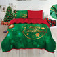 Cubrecama navideño reversible Bouquetex, verde con texto “Merry Christmas” dentro de aro dorado, esferas y estrellas; vista frontal; tallas Full/Queen 218×224 cm y King 264×224 cm; incluye 2 fundas.