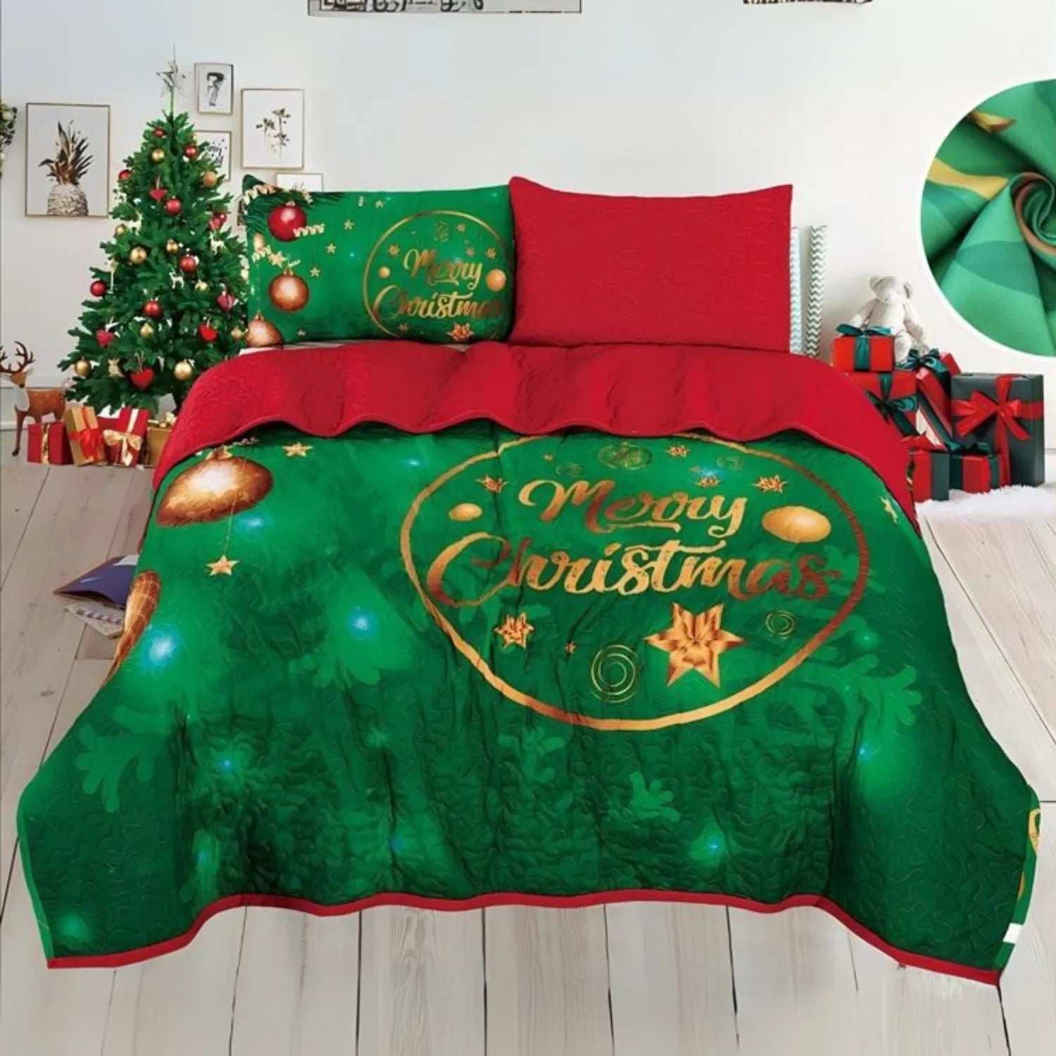 Cubrecama navideño reversible Bouquetex, verde con texto “Merry Christmas” dentro de aro dorado, esferas y estrellas; vista frontal; tallas Full/Queen 218×224 cm y King 264×224 cm; incluye 2 fundas.