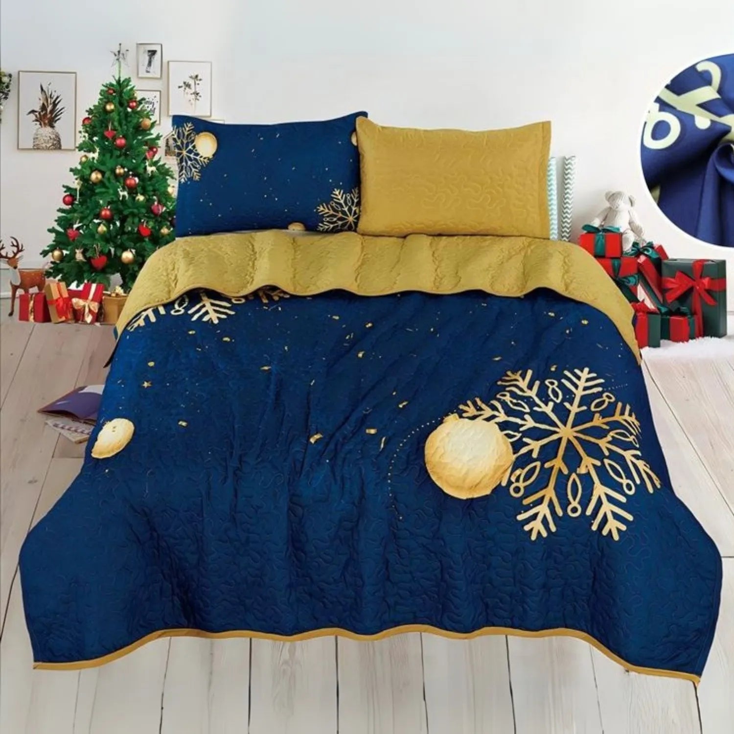 Cubrecama reversible Bouquetex Coleccion Elfo, vista frontal; azul marino con esferas doradas y copo grande; relleno de guata; disponible en Full/Queen 218×224 cm y King 264×224 cm; incluye 2 fundas.