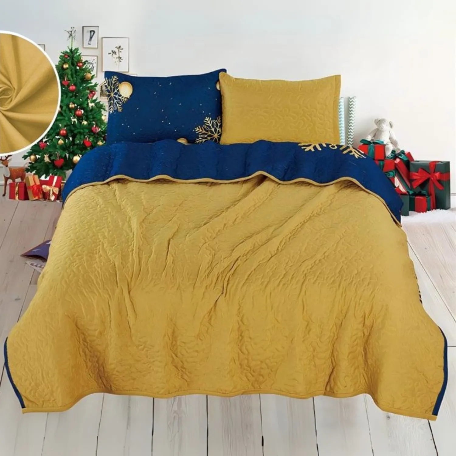 Reverso mostaza liso del cubrecama navideno reversible Bouquetex; frente azul con esferas y copos dorados; relleno de guata; tallas Full/Queen 218×224 y King 264×224; juego con dos fundas.