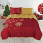 Vista frontal del set de cubrecama navideño reversible Bouquetex, Colección Elfo; color rojo con árboles y copos dorados; relleno de guata textil; en cama matrimonial con árbol de Navidad al fondo; disponible en Full/Queen 218×224 cm y King 264×224 cm; incluye 2 fundas (51×76 cm F/Q o 51×91 cm King).