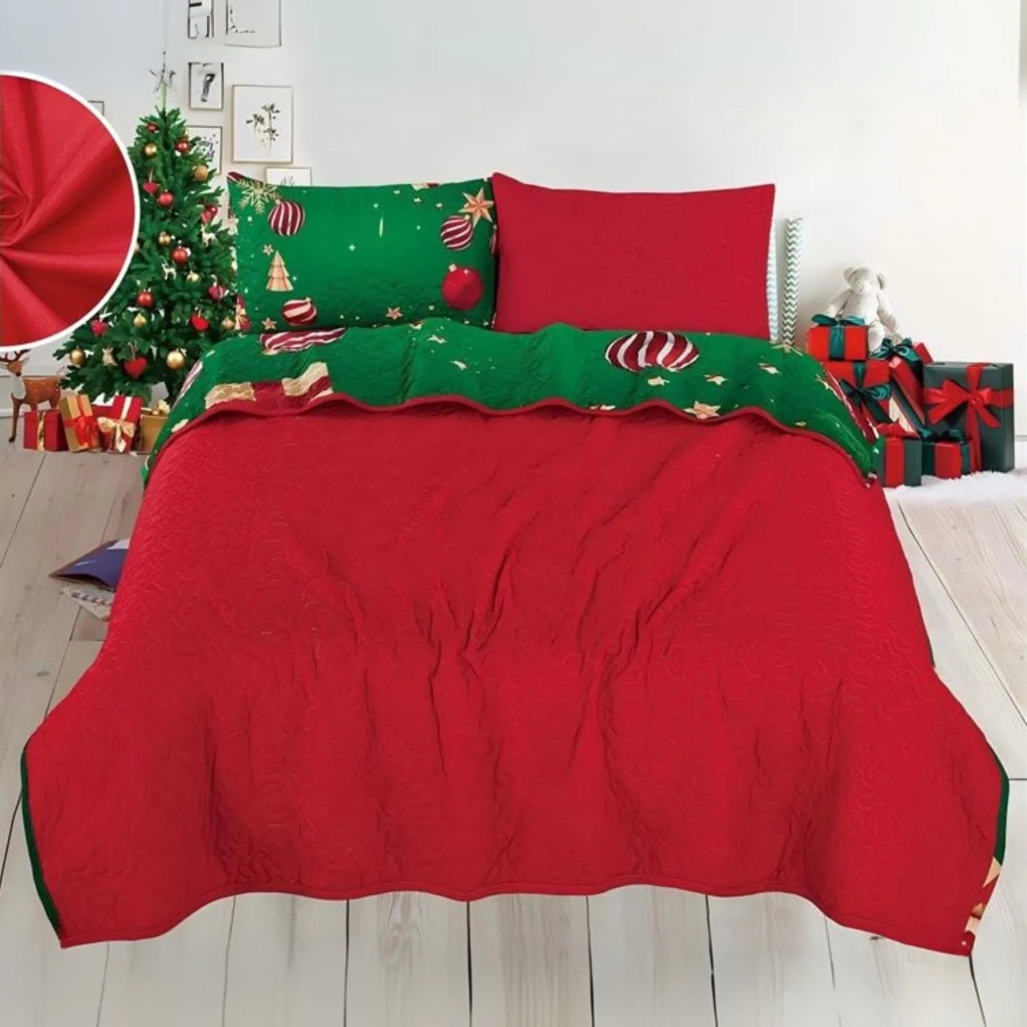 Reverso rojo liso del cubrecama reversible Bouquetex Colección Elfo; frente verde con esferas y bastón navideño; toma de cama completa con decoración navideña; tallas Full/Queen 218×224 cm y King 264×224 cm; con dos fundas coordinadas.