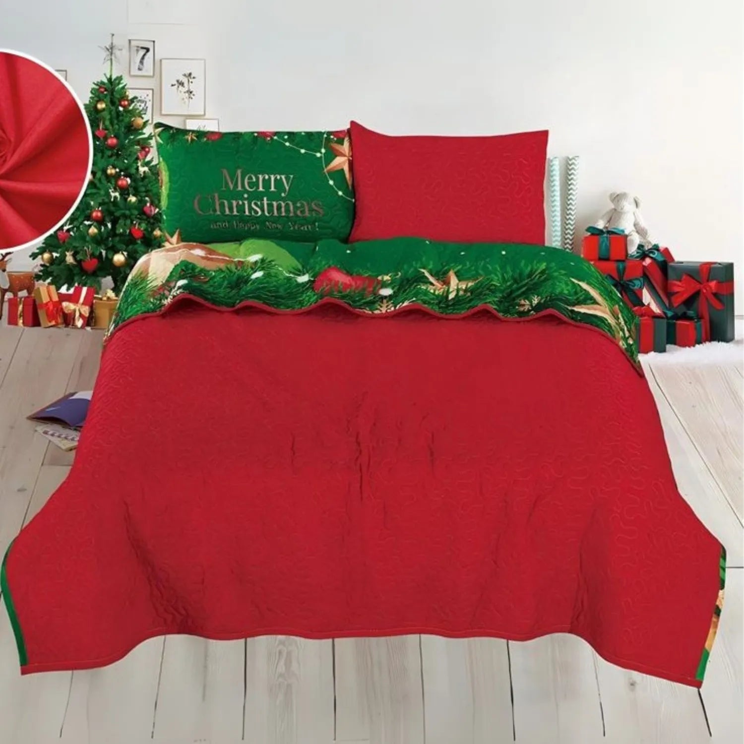 Reverso rojo liso del cubrecama navideno reversible Bouquetex Coleccion Elfo; frente verde con texto festivo; relleno de guata; tallas F/Q 218×224 y King 264×224; incluye dos fundas.