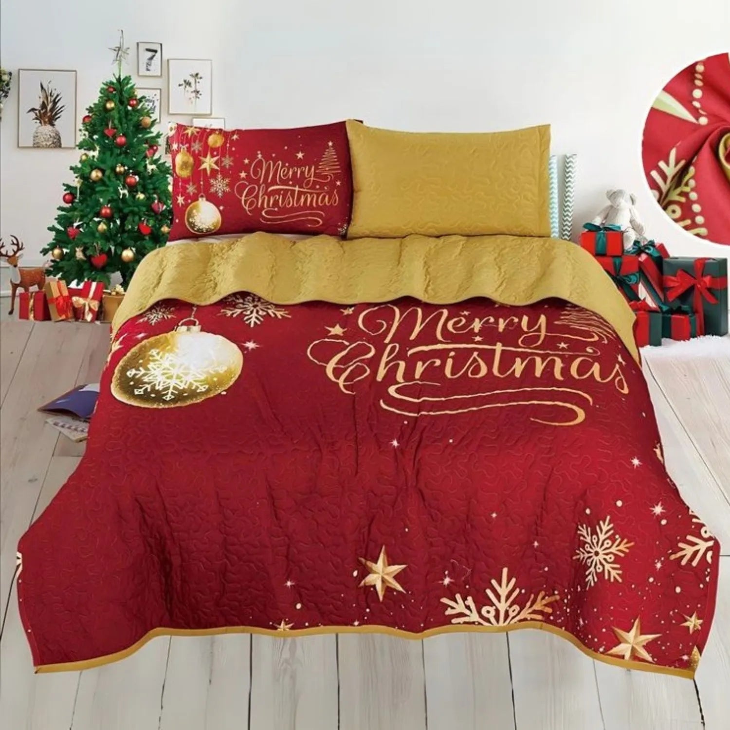 Vista frontal de set de cubrecama navideno reversible Bouquetex, Coleccion Elfo; color rojo con texto “Merry Christmas”, esfera dorada y copos; relleno de guata textil; disponible en Full/Queen 218×224 cm y King 264×224 cm; incluye 2 fundas (51×76 cm F/Q o 51×91 cm King).