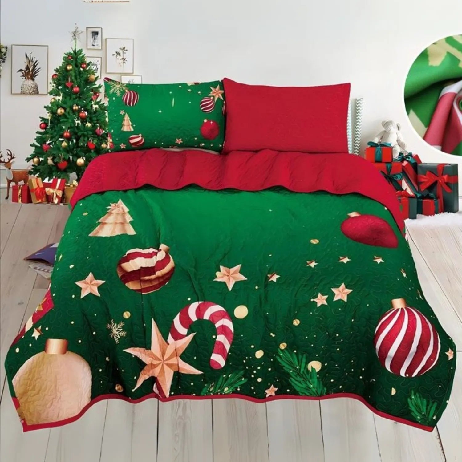 Vista frontal del cubrecama navideño reversible Bouquetex, Colección Elfo; color verde con esferas, estrellas y bastón de caramelo; borde rojo; relleno de guata textil; disponible en Full/Queen 218×224 cm y King 264×224 cm; incluye 2 fundas.