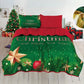Vista frontal del cubrecama reversible Bouquetex, verde con mensaje “Merry Christmas and Happy New Year!”, estrellas, esferas y ramas; relleno de guata; disponible en Full/Queen 218×224 cm y King 264×224 cm con 2 fundas.