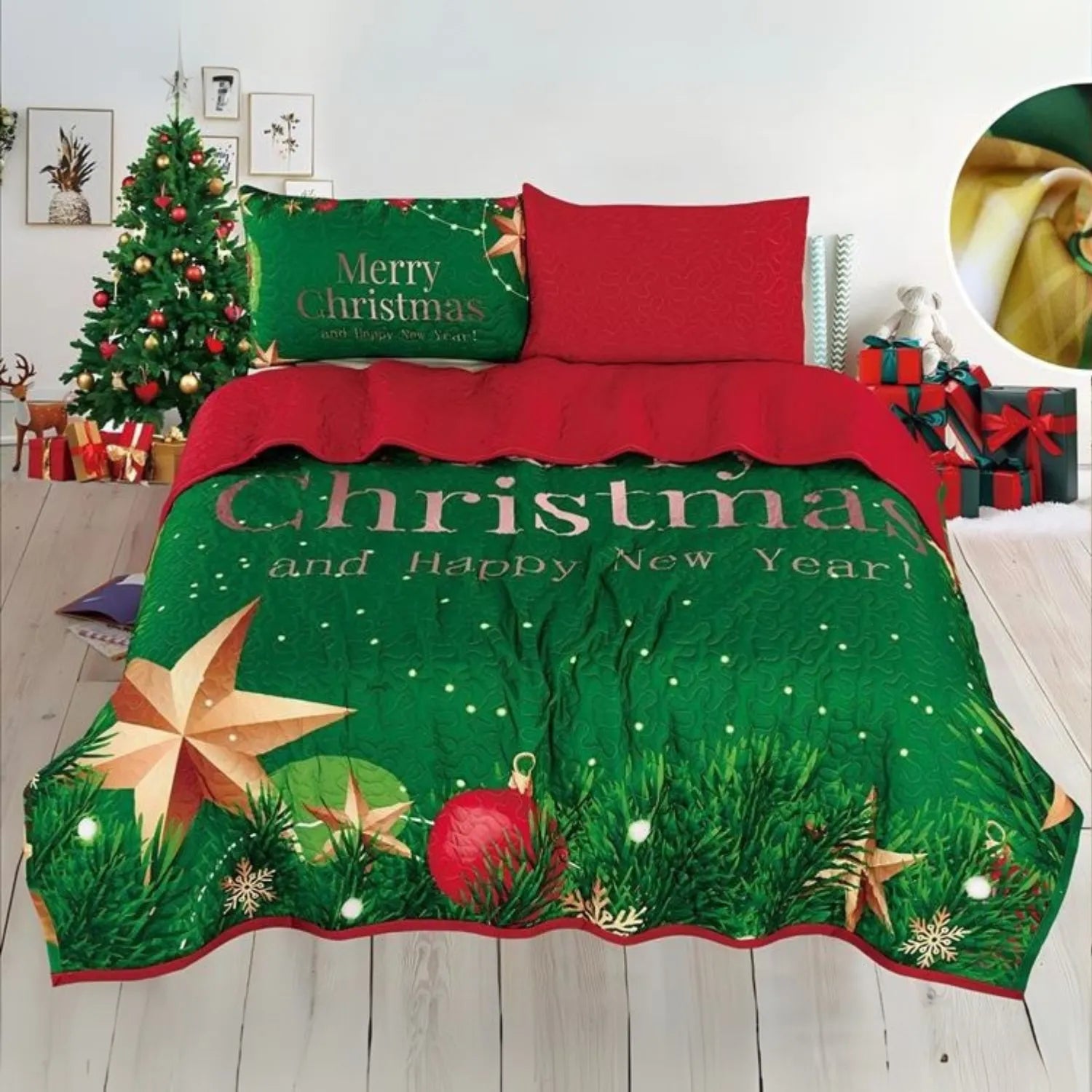 Vista frontal del cubrecama reversible Bouquetex, verde con mensaje “Merry Christmas and Happy New Year!”, estrellas, esferas y ramas; relleno de guata; disponible en Full/Queen 218×224 cm y King 264×224 cm con 2 fundas.