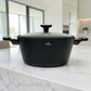 Cacerola grande Berlinger Haus BH-8362 Black Rose Collection en color negro con tapa de vidrio y asas laterales sobre encimera blanca.