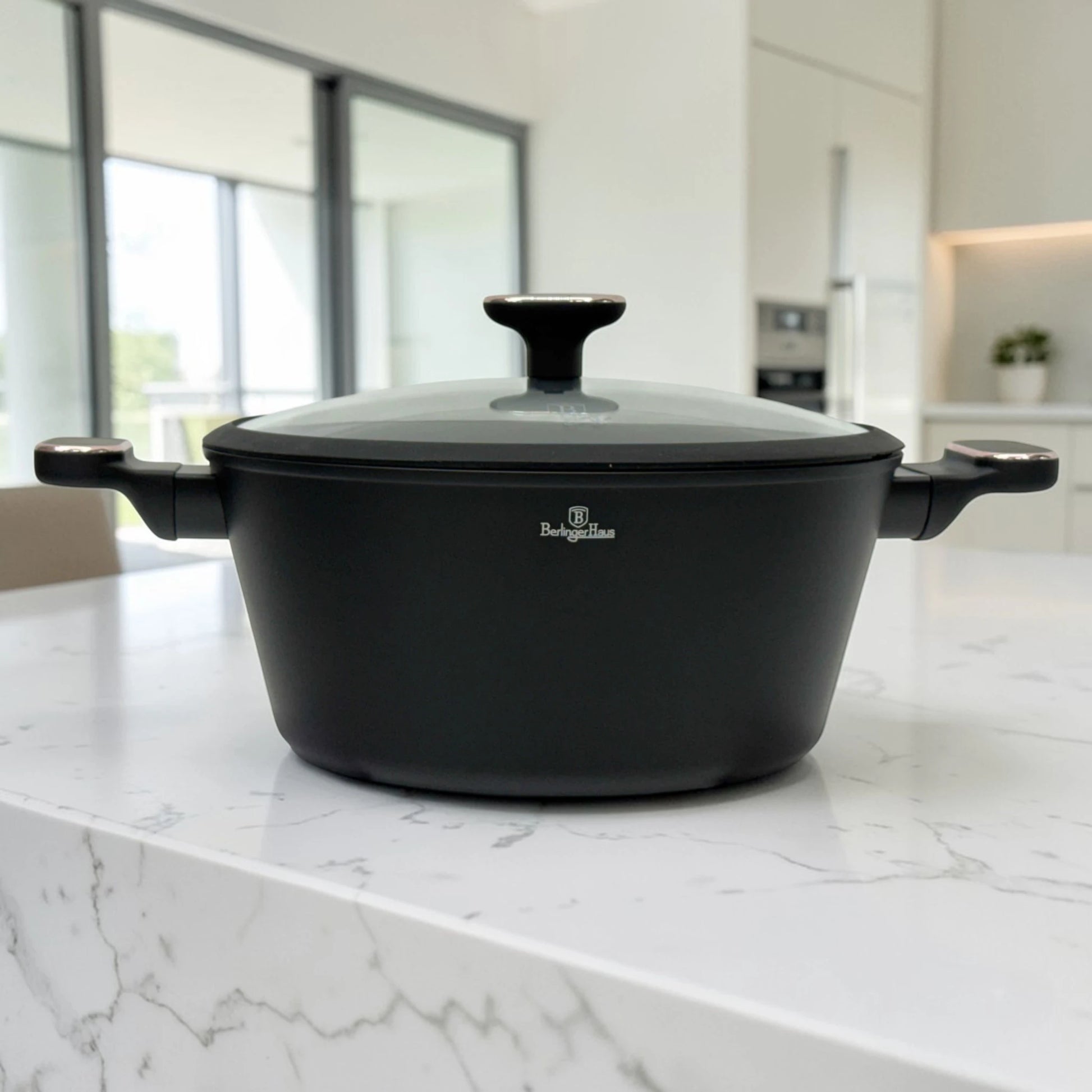 Cacerola grande Berlinger Haus BH-8362 Black Rose Collection en color negro con tapa de vidrio y asas laterales sobre encimera blanca.