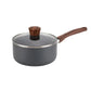 Cacerola Proctor Silex 3QT con tapa de vidrio y mango efecto madera, vista lateral que resalta el diseño moderno y acabado antiadherente.