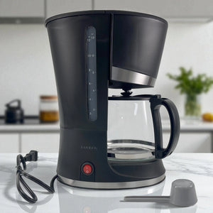 Cafetera eléctrica Sankey modelo CM-1227 de 12 tazas en color negro, vista lateral izquierda, con jarra de vidrio y botón de encendido.