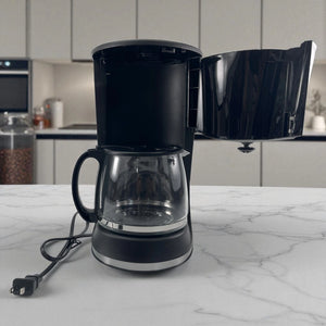 Cafetera eléctrica Sankey CM-1227 de 12 tazas color negro, vista frontal con tapa abierta mostrando el portafiltro.