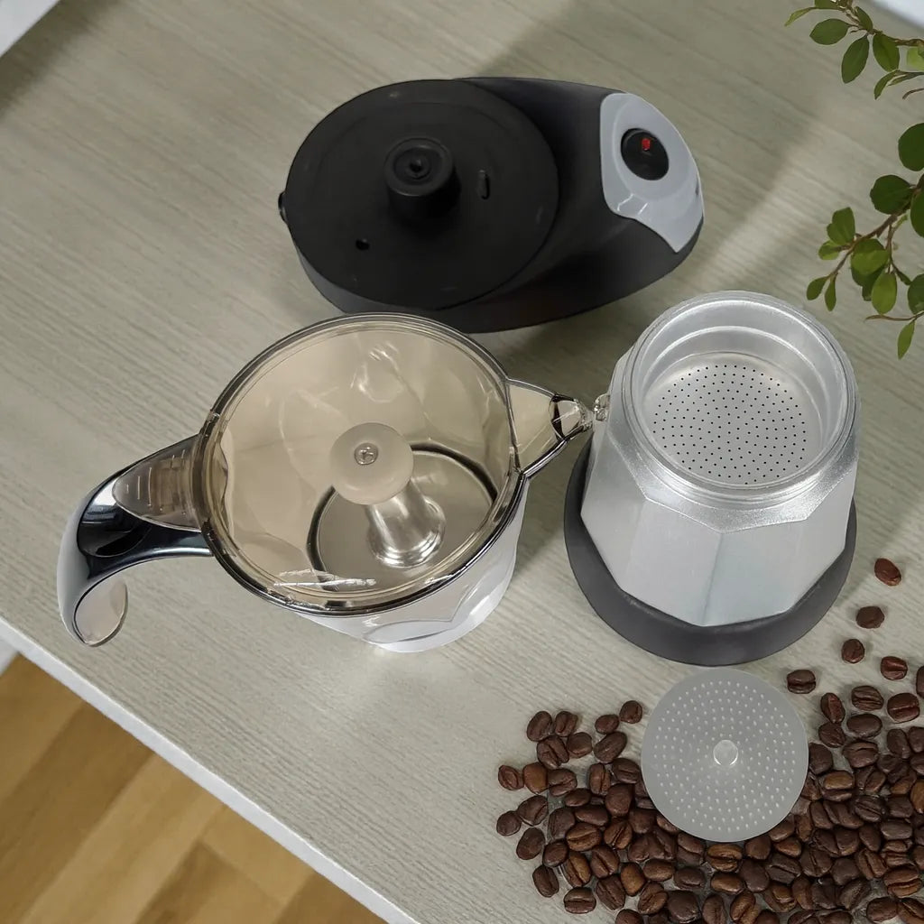 Vista superior de componentes de cafetera moka eléctrica MOKA 3–6 tazas con granos de café: jarra, caldera, base y placa difusora/filtro.