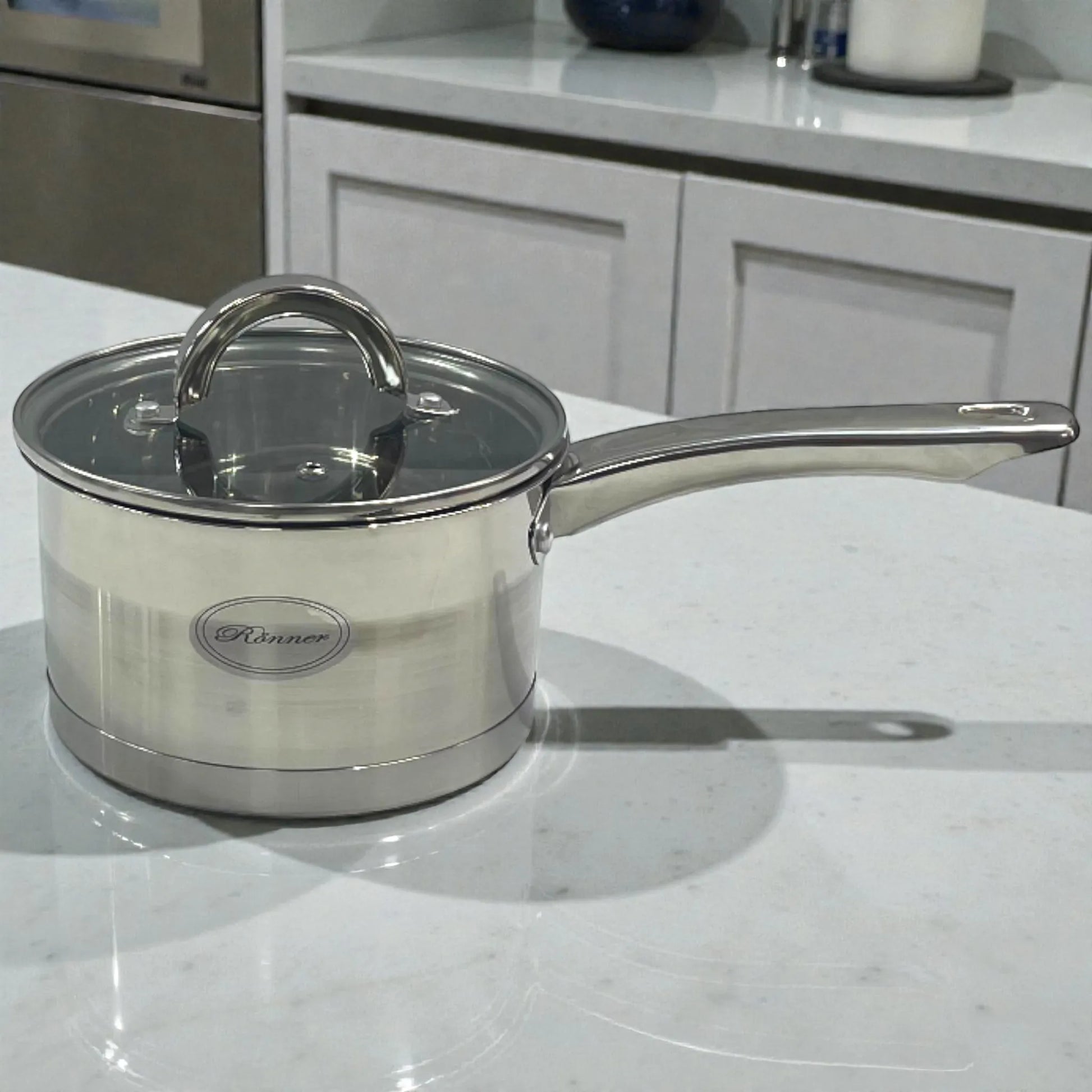 Cazo Rönner Austria de acero inoxidable con mango largo y tapa de vidrio, tamaño pequeño.