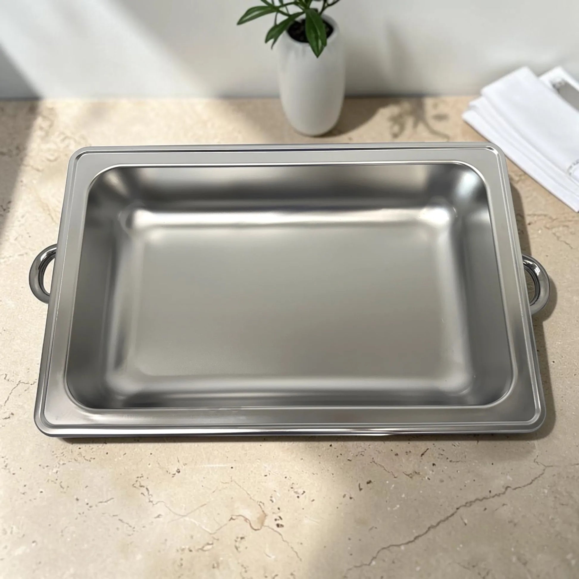 Chafing dish de acero inoxidable con bandeja grande instalada, base cromada y dos quemadores para buffet.