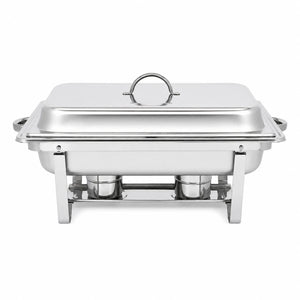 Chafing dish rectangular de acero inoxidable con tapa cerrada y quemadores, vista frontal sobre fondo blanco.