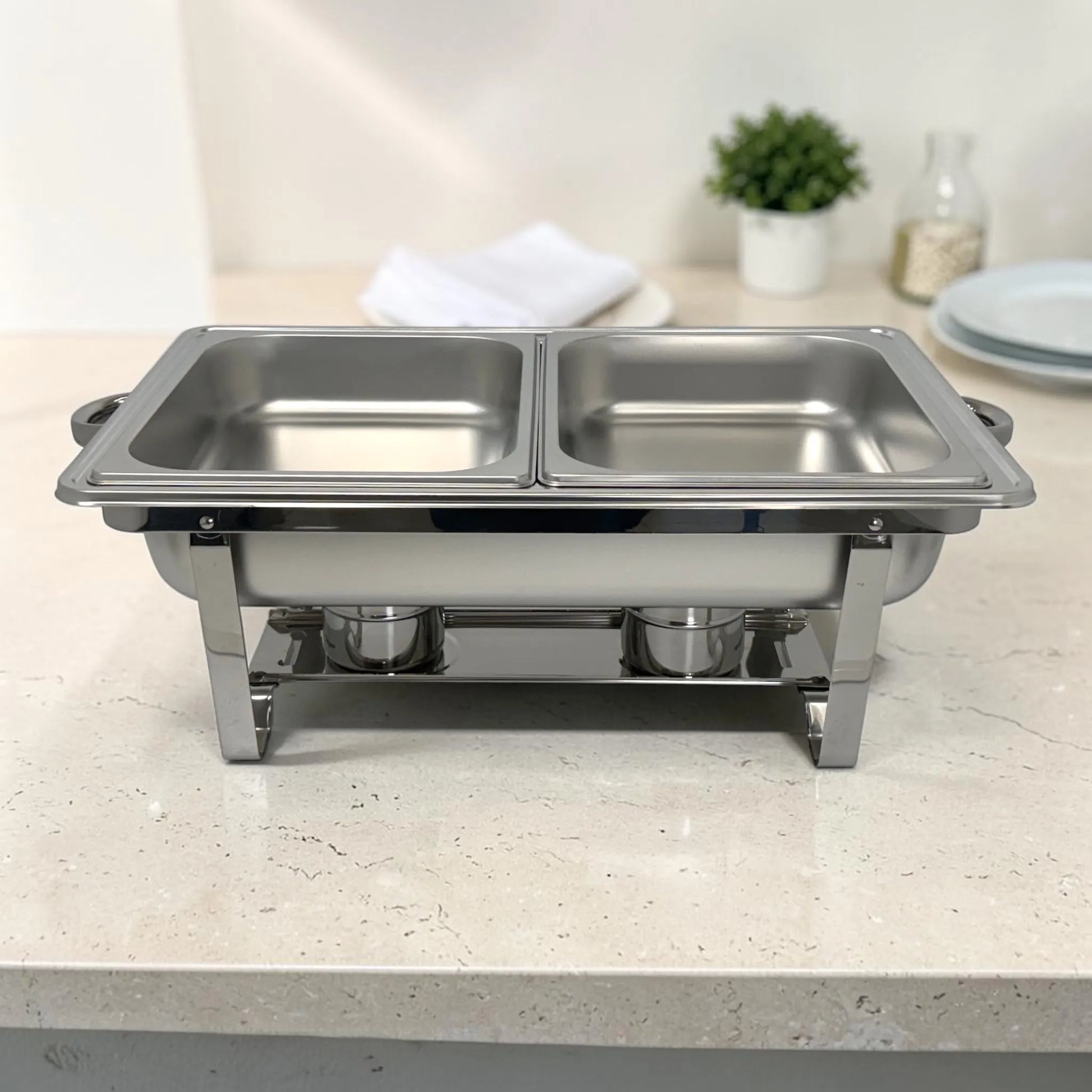 Chafing dish doble de acero inoxidable sin tapa, con dos bandejas internas vacías para servir alimentos calientes.