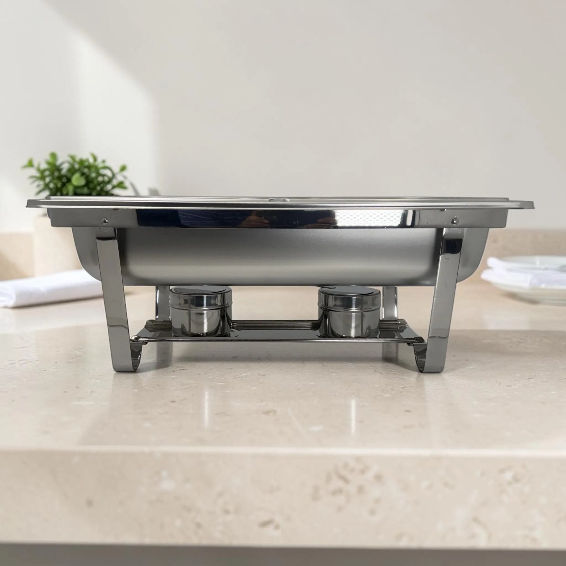 Vista lateral de chafing dish doble de acero inoxidable con dos quemadores inferiores, ideal para buffet, catering, restaurantes y eventos.