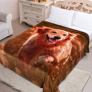 Cobija Colven 850gr 180x220 cm, modelo F1-BLFOR850PETS-G6, estampado de perro golden retriever color cafe; extendida sobre cama blanca en dormitorio clasico, vista lateral.