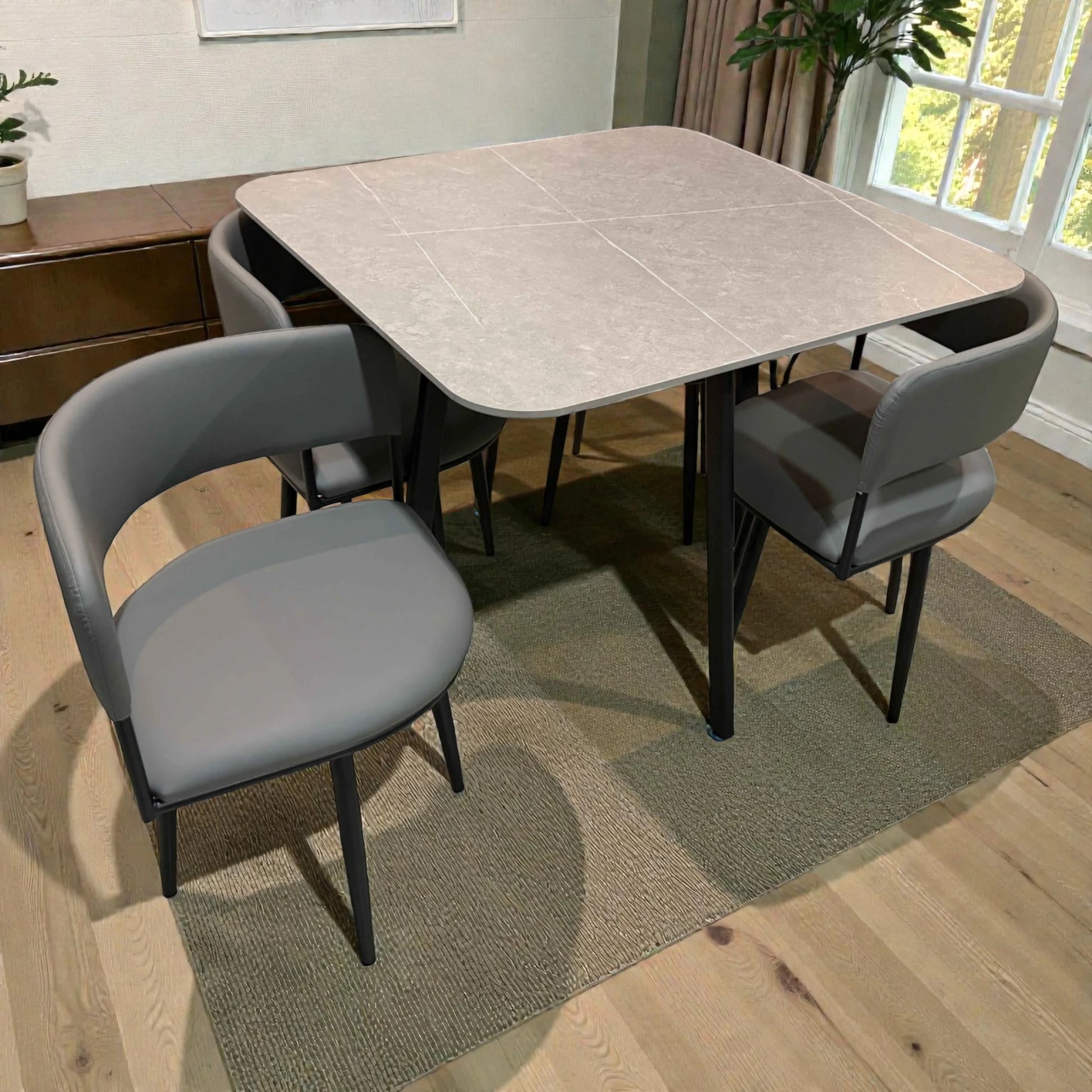 Comedor moderno para 4 personas SKU 41389 con mesa gris piedra de 90x90 cm y sillas grises de respaldo curvo, vista diagonal frontal