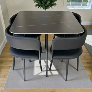 Comedor modelo 41388 con 4 sillas negras y mesa tipo mármol con estructura metálica vista lateral