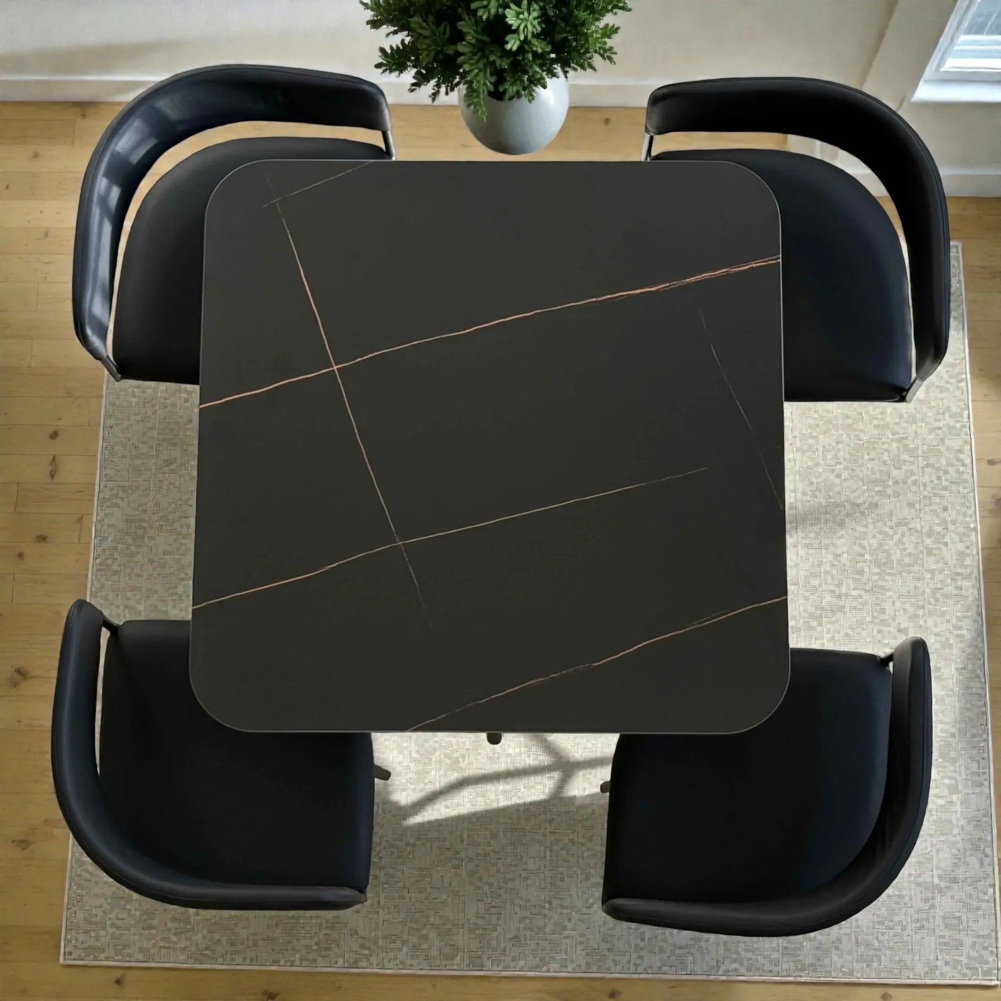 Vista superior del comedor 41388 con mesa cuadrada 90x90 tipo mármol negro y 4 sillas