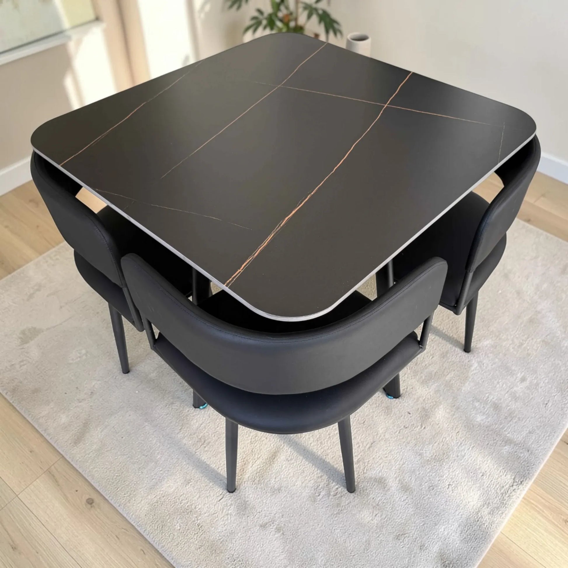 Comedor moderno 41388 negro con mesa tipo mármol cuadrada y 4 sillas vista superior diagonal