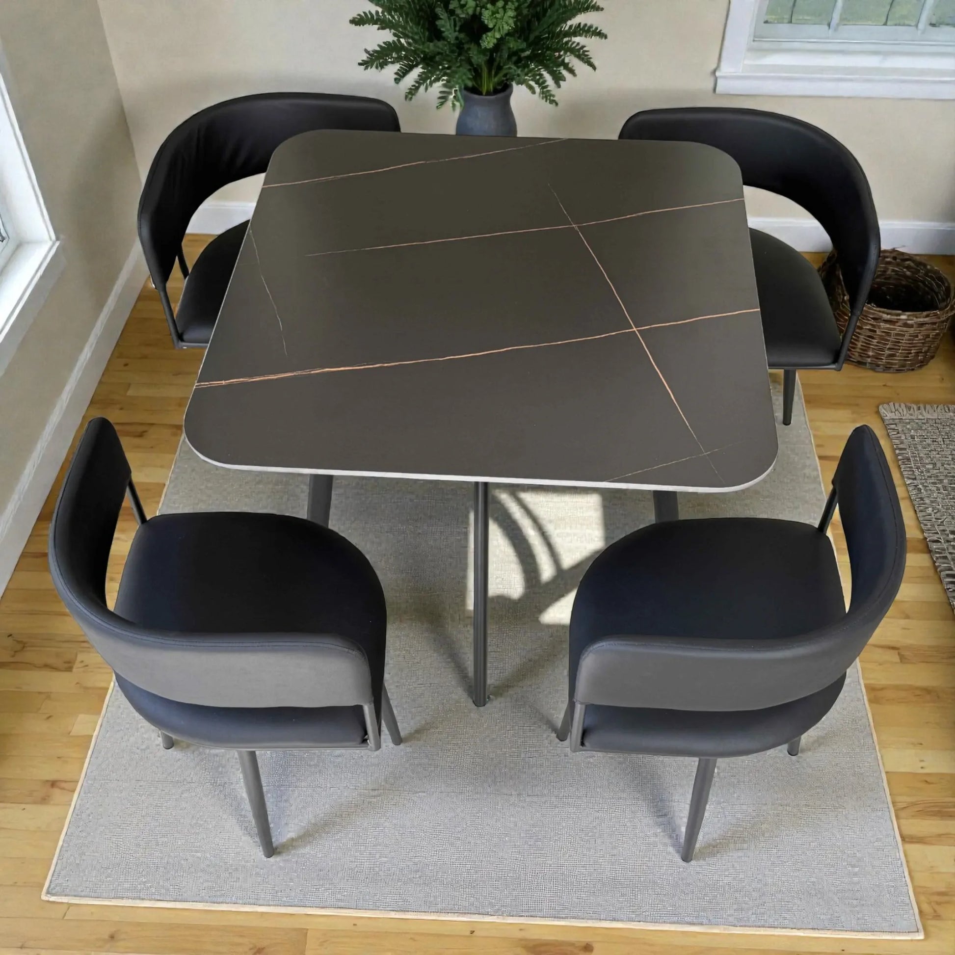 Comedor moderno 41388 negro con mesa tipo mármol para 4 personas en vista diagonal