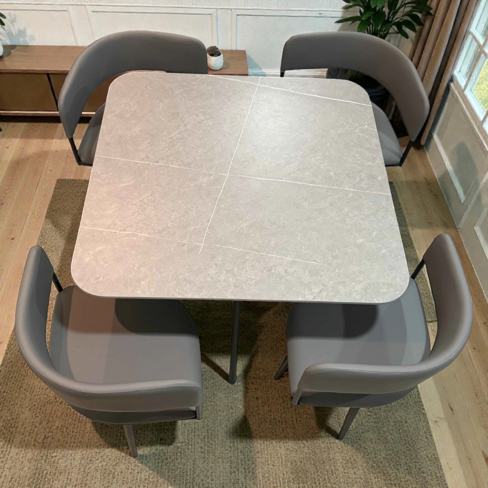Vista superior de comedor SKU 41389 con mesa cuadrada 90x90 color gris piedra y 4 sillas grises alrededor