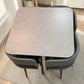 Comedor compacto para 4 personas SKU 41389 con mesa cuadrada 90x90 gris piedra y sillas grises parcialmente integradas bajo la mesa