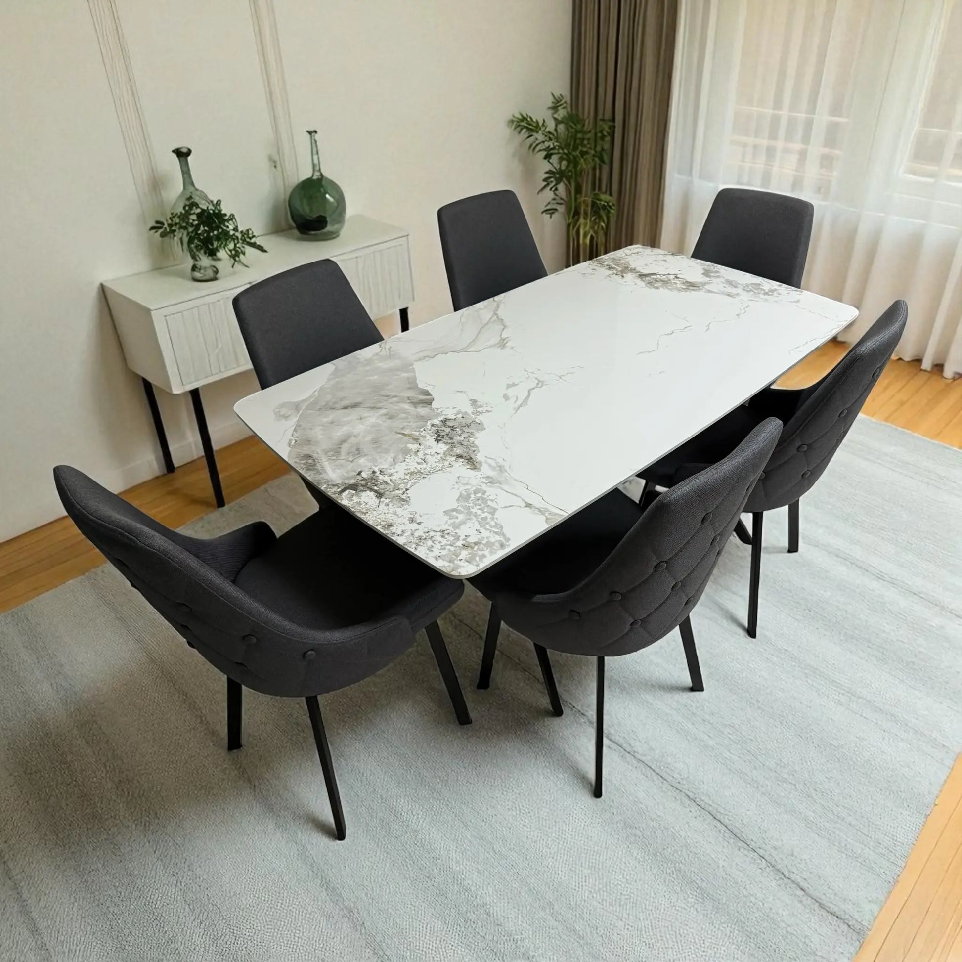 Vista superior derecha del comedor DT-06-2237 con mesa rectangular efecto mármol blanco y seis sillas tapizadas gris oscuro, sobre alfombra clara.