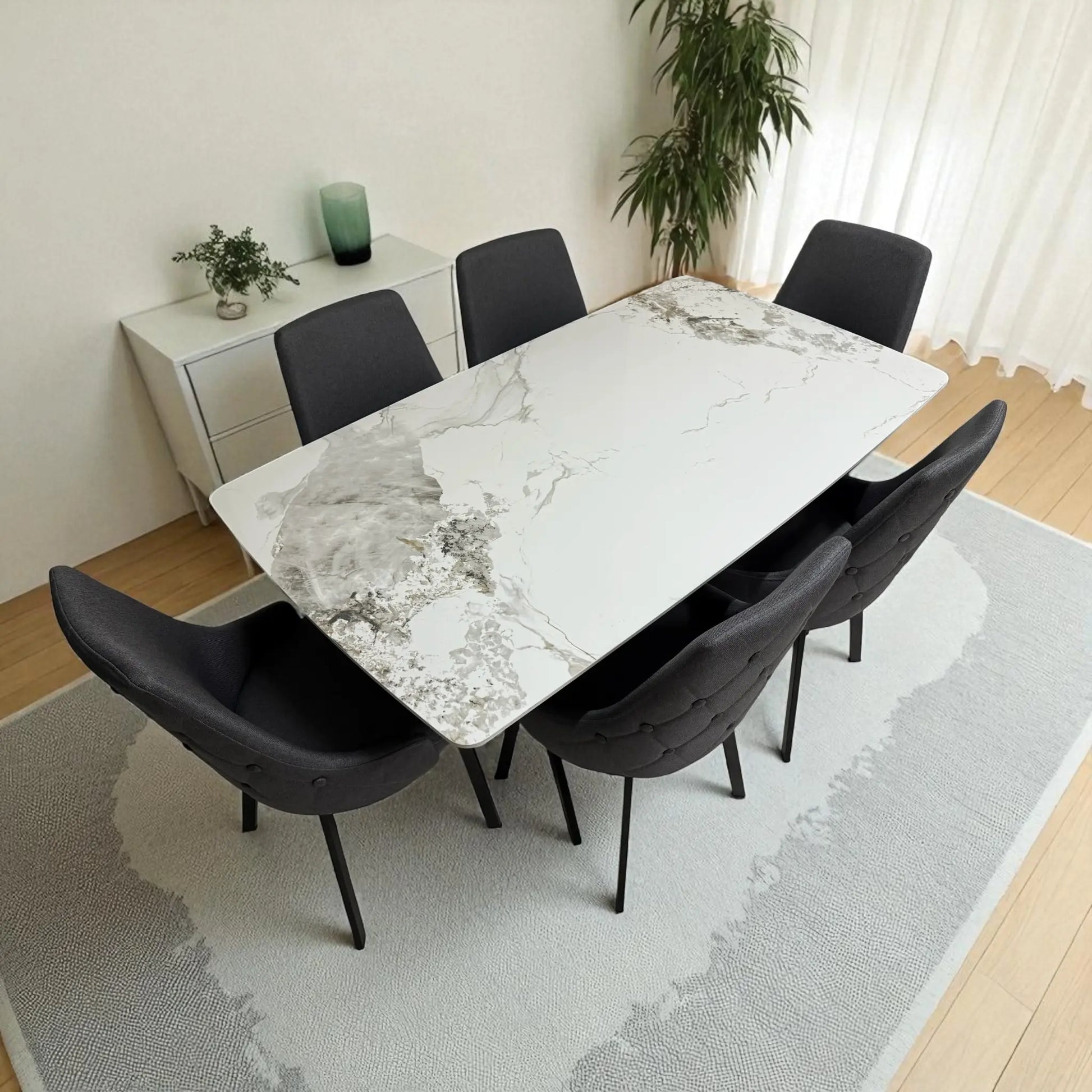 Vista aérea del comedor moderno DT-06-2237 de Ambienta Home Decor, mesa con cubierta tipo mármol blanco y seis sillas gris oscuro.