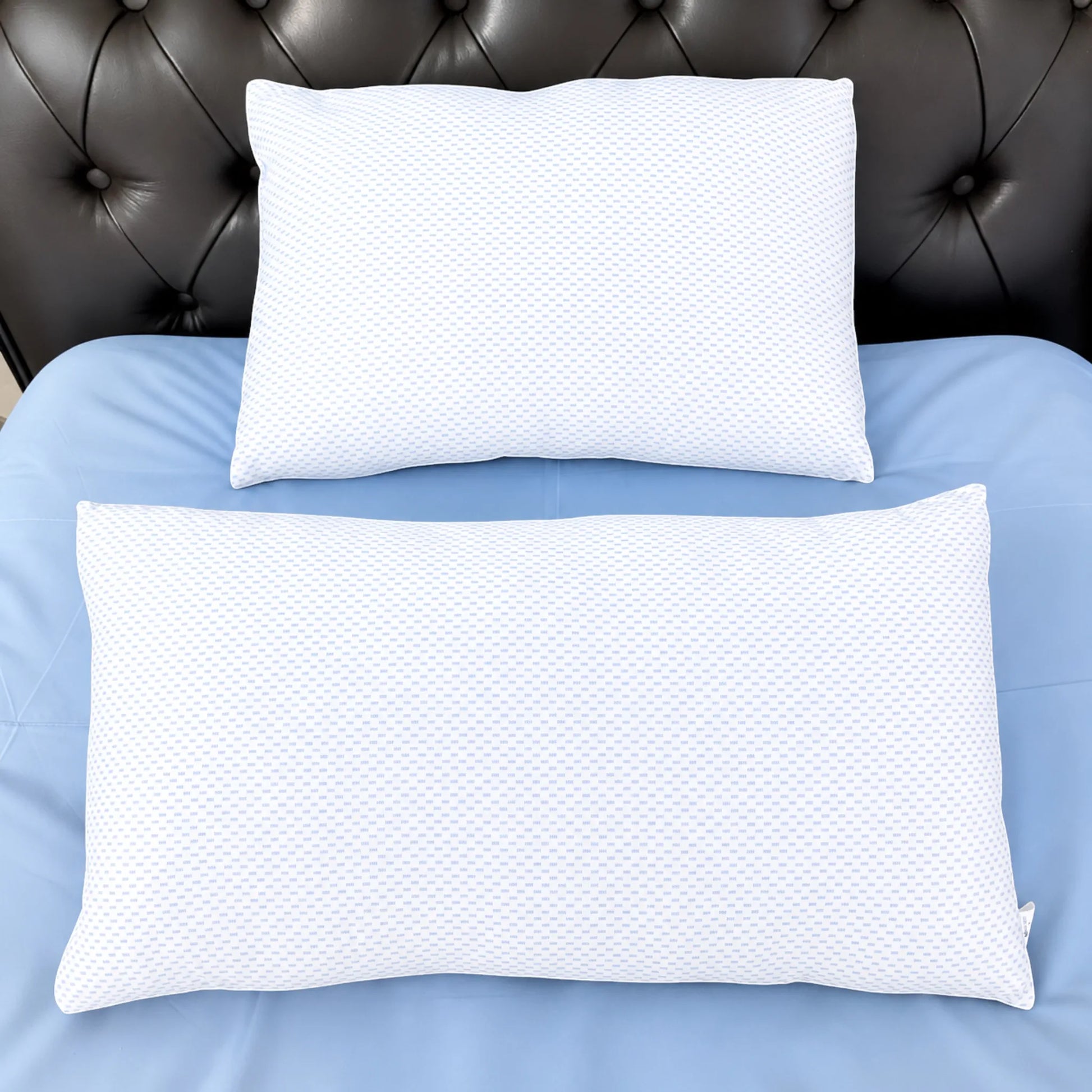 Comparación de almohadas refrescantes Pacific Home en tamaños Standard de 50 por 70 cm y King de 50 por 90 cm.