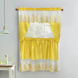 Vista frontal de cortinas de cocina Daisy (Gentler Home), juego 3 piezas color amarillo: valance superior 60x36" con tul y bordado floral, dos tiers inferiores 29x36" cada una, 100% poliéster, instaladas en barra.