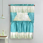 Vista frontal de cortinas de cocina Daisy (Gentler Home), juego 3 piezas color turquesa: valance superior 60x36" con tul marfil y bordado floral, dos tiers 29x36" cada una, 100% poliéster, montadas en barra.