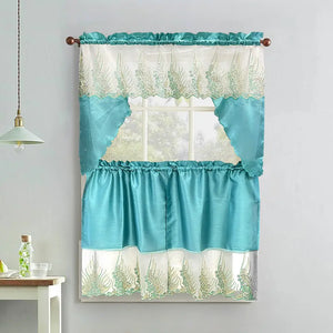 Vista frontal de cortinas de cocina Daisy (Gentler Home), juego 3 piezas color turquesa: valance superior 60x36" con tul marfil y bordado floral, dos tiers 29x36" cada una, 100% poliéster, montadas en barra.