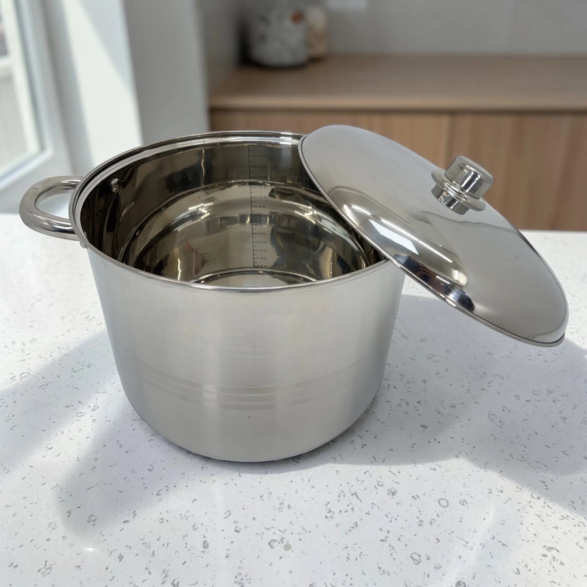 Olla grande Crystal Cuisine CC-138 de acero inoxidable color plateado con tapa metalica abierta e interior visible, ideal para cocina familiar y preparaciones en volumen.