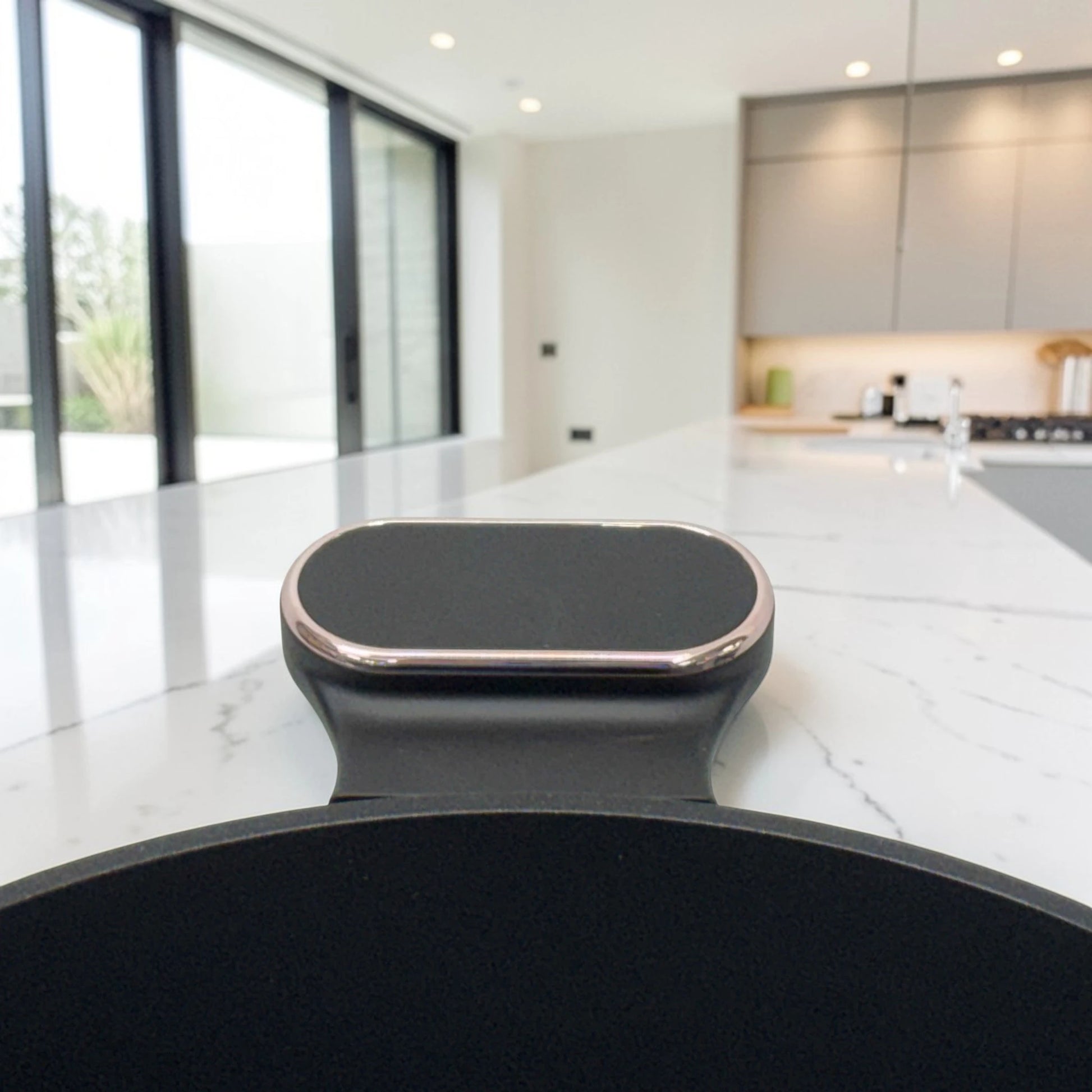 Detalle de asa lateral ergonómica Berlinger Haus BH-8362 Black Rose Collection en color negro con borde rose gold.