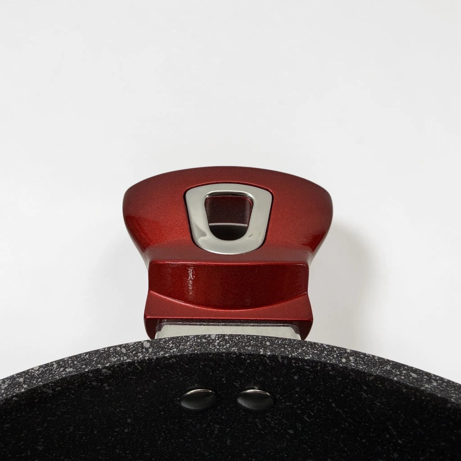 Primer plano del asa lateral de olla Epicure Escarlata color rojo vino con detalle metálico y recubrimiento interior tipo mármol, SKU EP-12PCS-045.