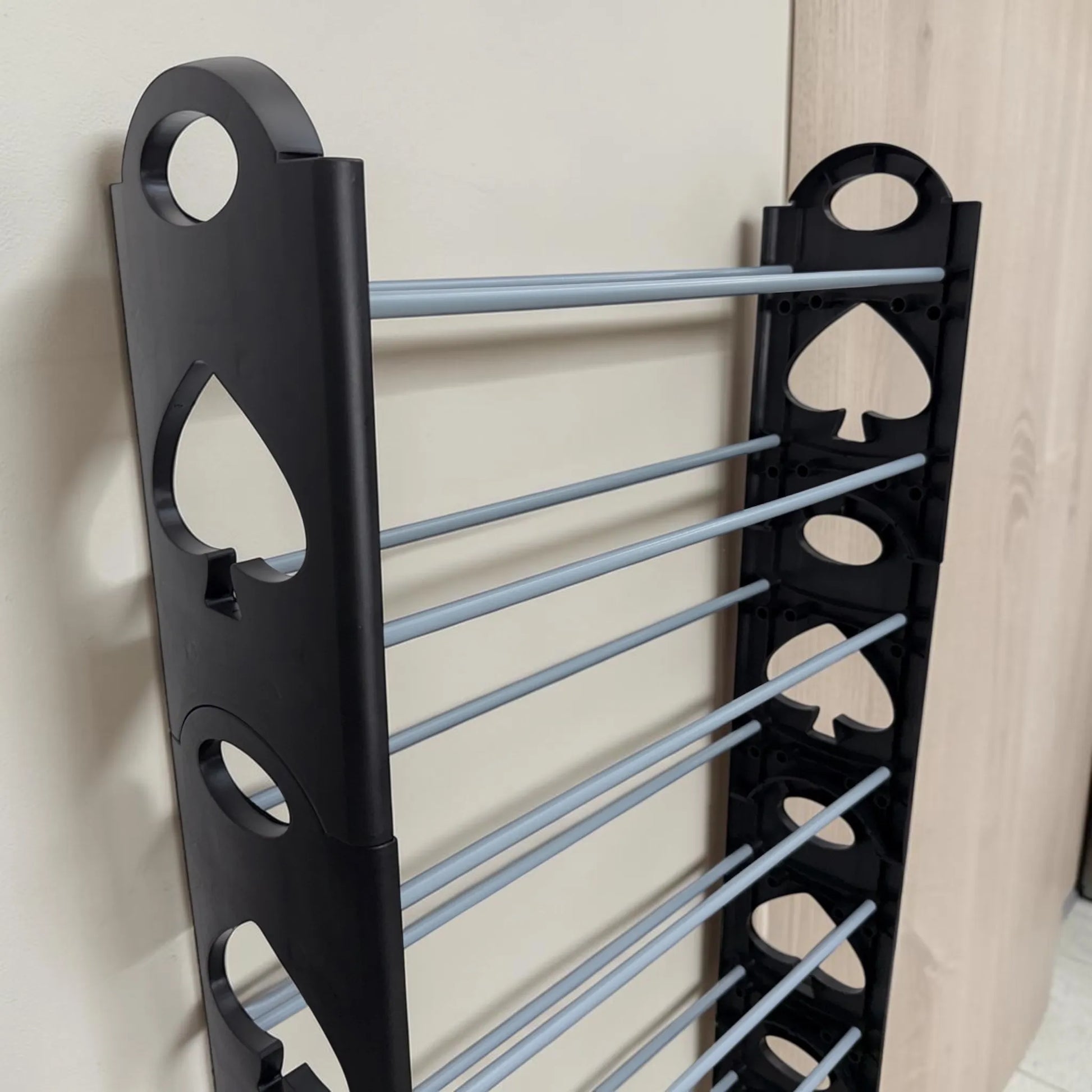 Detalle de la estructura de la zapatera Tidy House TDY-313 negra con tubos grises ajustables para organizar zapatos.